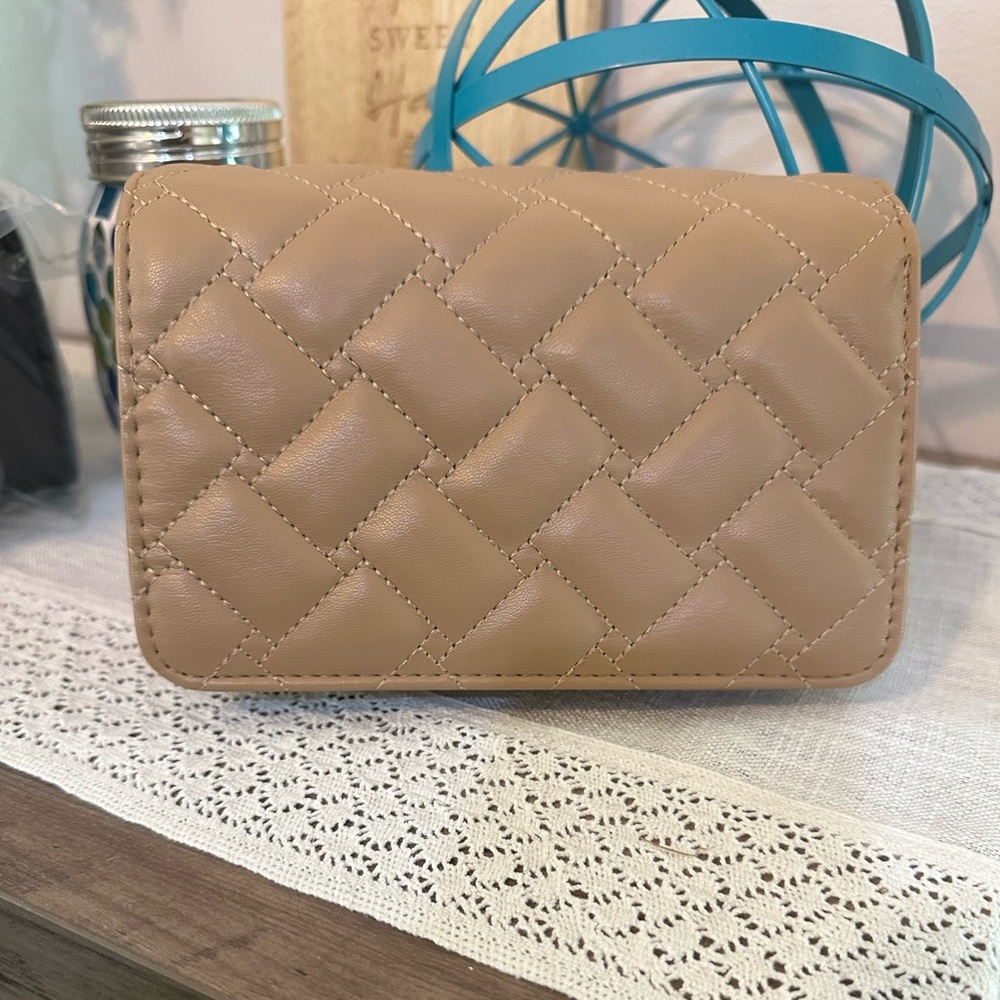 💥NWT-Bebe Quilted Tan Crossbody Bag - Picture 2 of 6